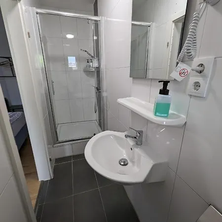 Tempelhof - City-messe-arena Otel Köln