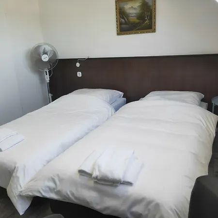 テンペルホーフ シティ メッセ アリーナ 3*